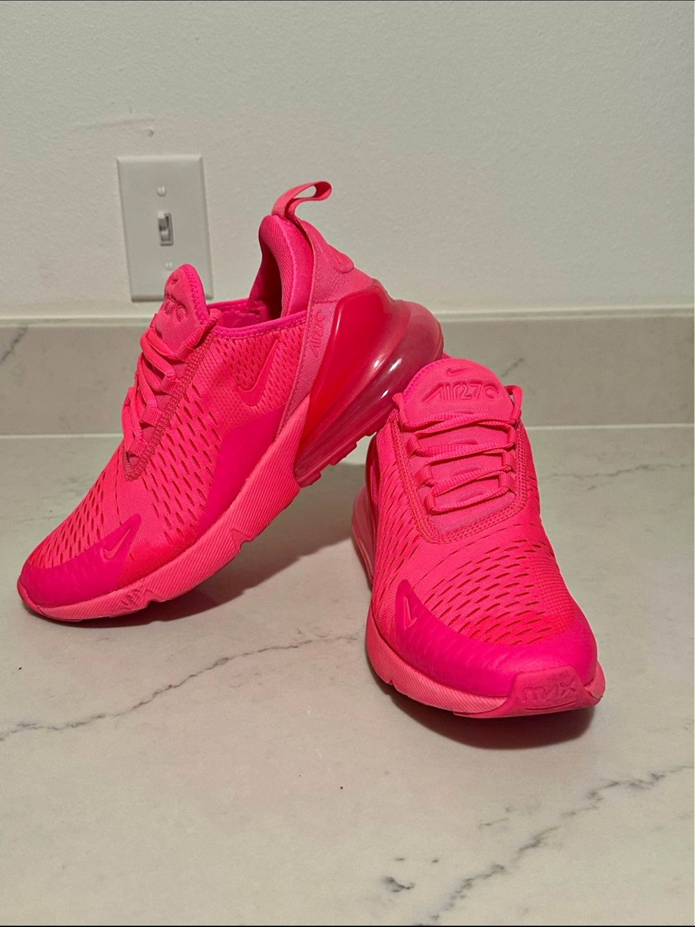 Women’s Size 8.5 Nike Air 270 hyper Hot Pink